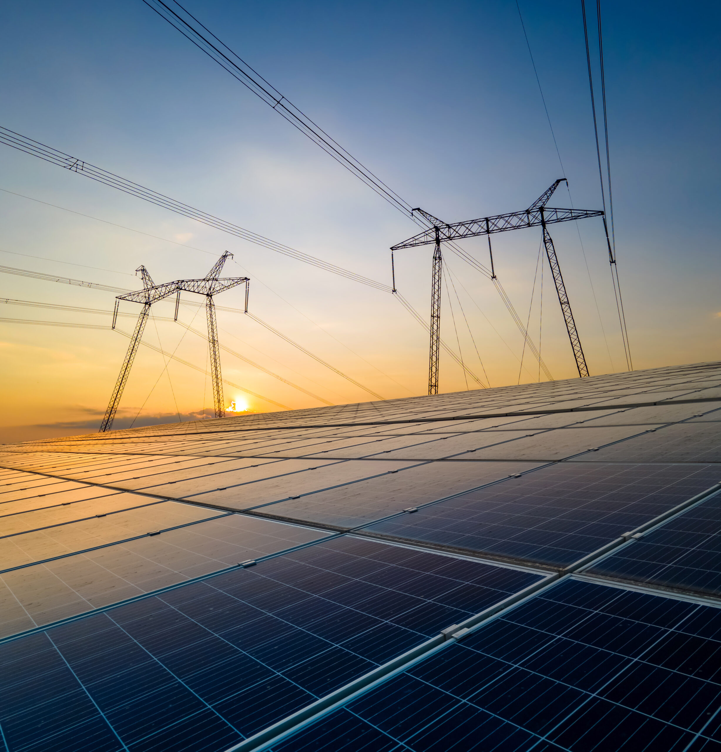 Stromtrasse über einer großen Fläche Photovoltaikmodule