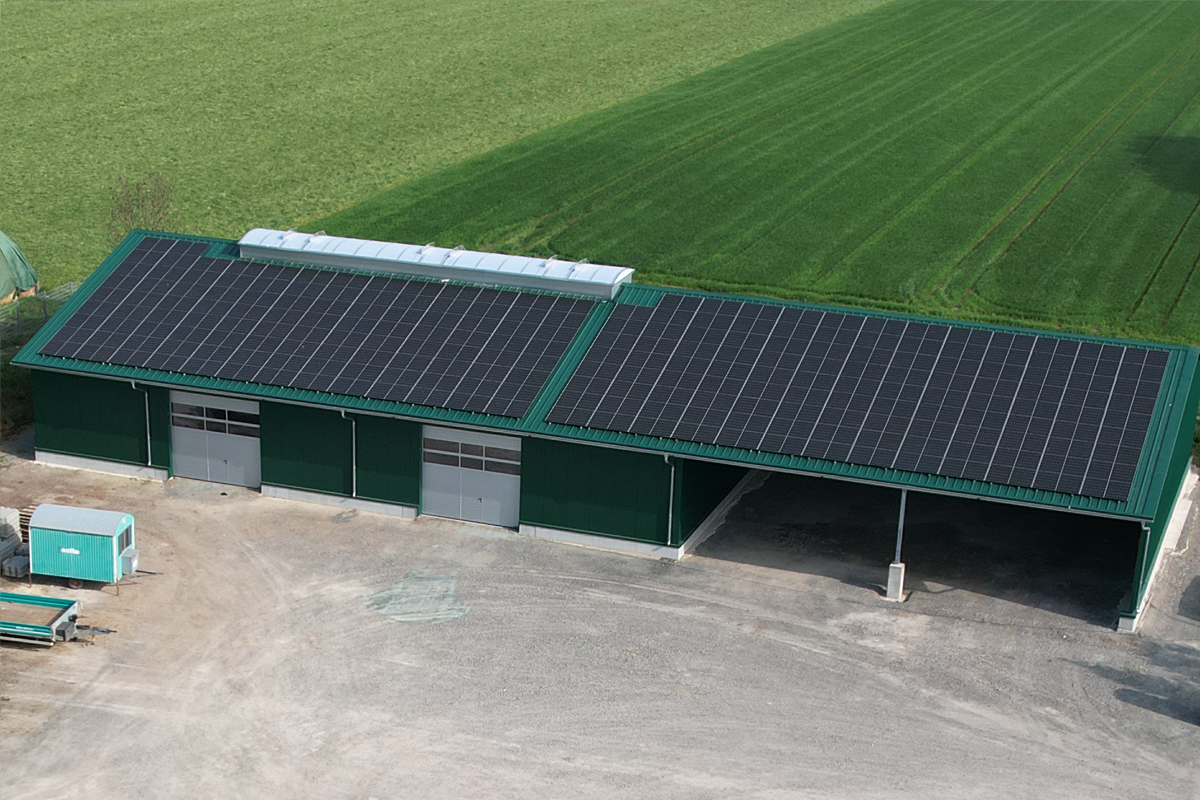 Zoom: Maschinenhalle mit Photovoltaikanlage von TAGEX